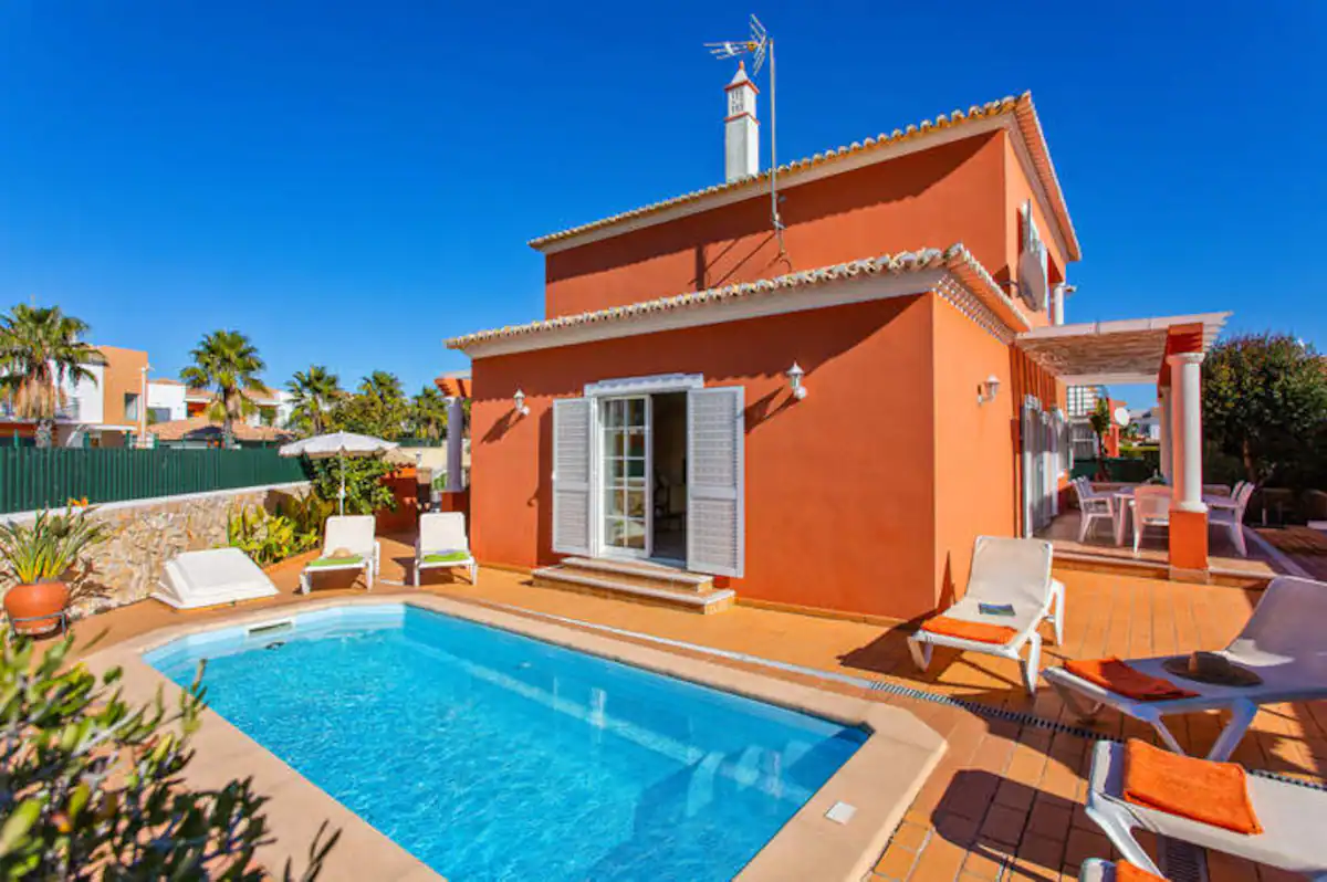 Moradia com piscina, um dos alojamentos locais reservados através do site Pera Golden Stay